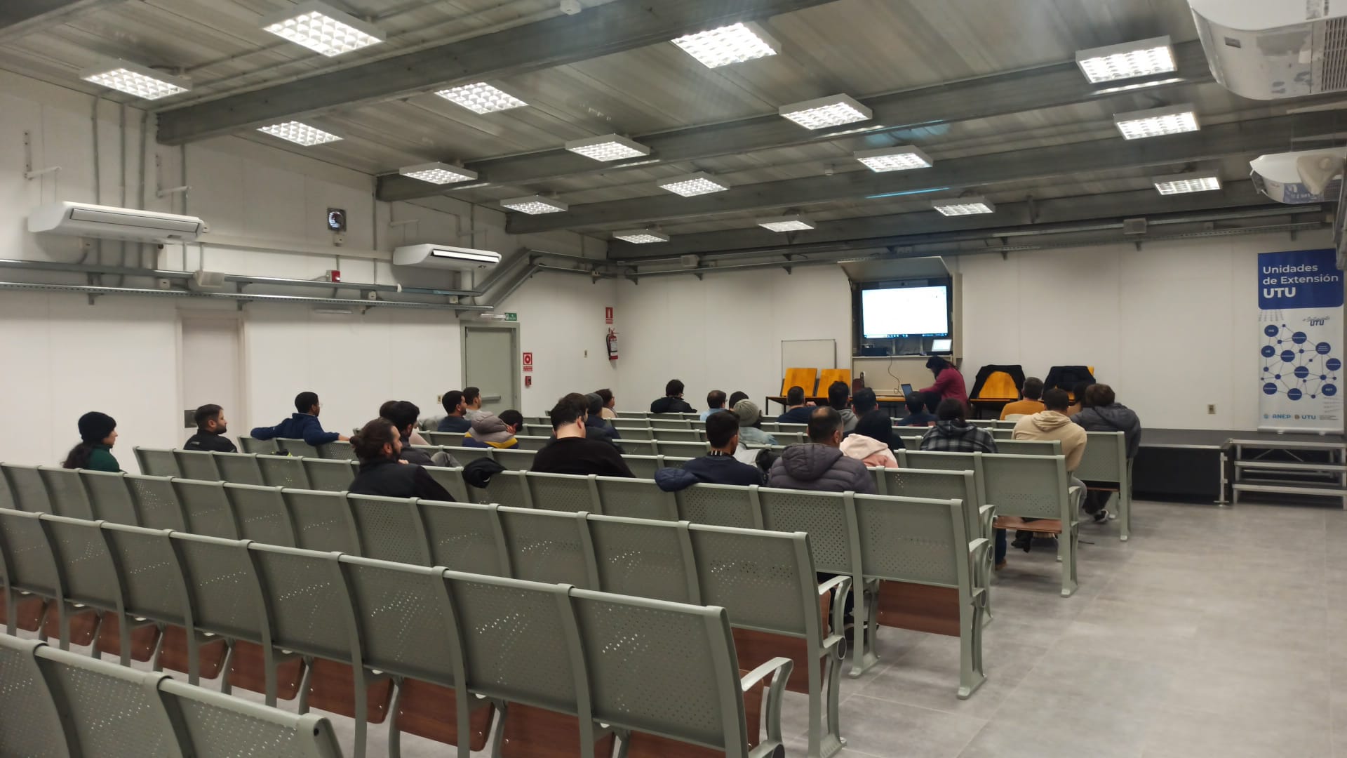 En este momento estás viendo Llamado a estudiantes y egresados de UTU para pasantías de Informática en FCEA