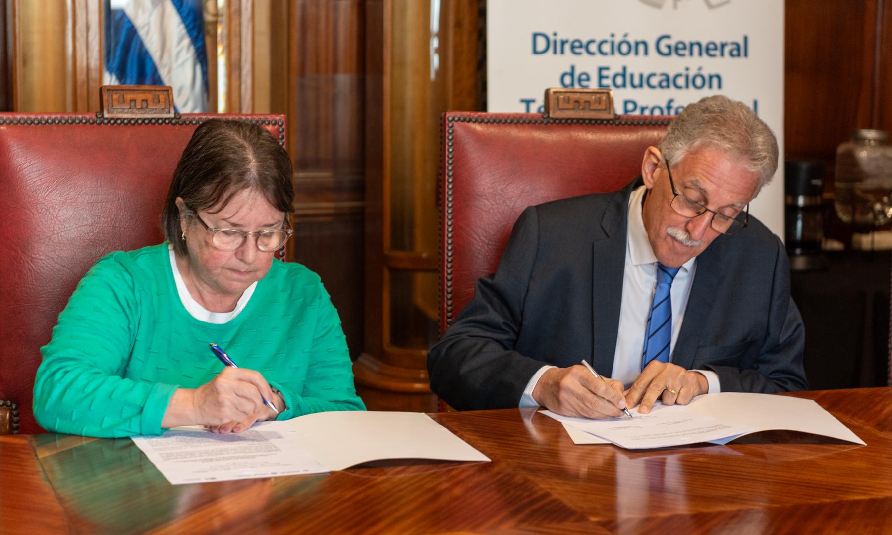 En este momento estás viendo Decisiva participación de IAE en firma de convenio de UTU con la Facultad de Información y Comunicación de UDELAR