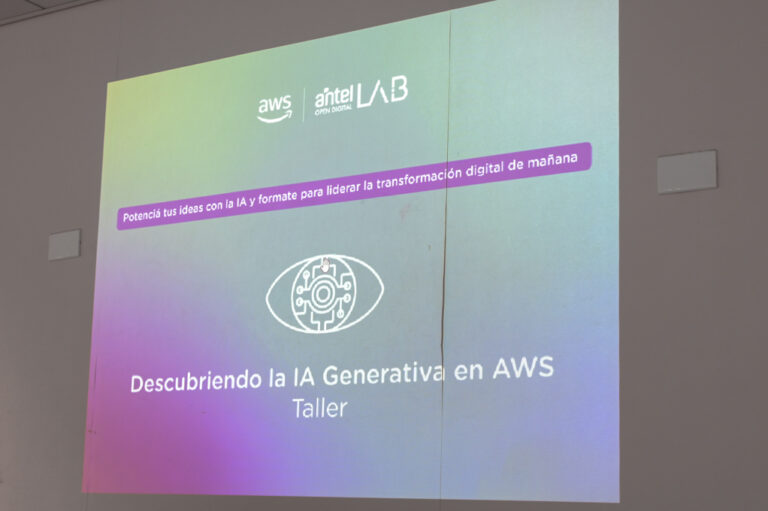 Lee más sobre el artículo Nuestros estudiantes brillaron en el Taller de Inteligencia Artificial de Antel